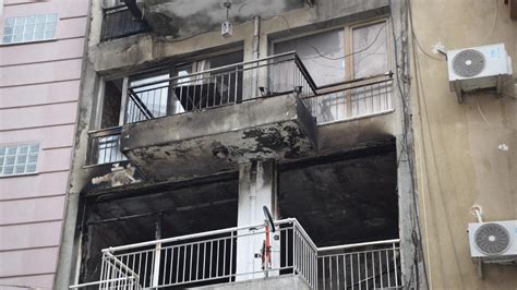 İ­z­m­i­r­­d­e­ ­b­i­r­ ­e­v­d­e­ ­ç­ı­k­a­n­ ­y­a­n­g­ı­n­d­a­ ­3­ ­k­i­ş­i­ ­d­u­m­a­n­d­a­n­ ­e­t­k­i­l­e­n­d­i­